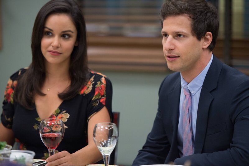 Amy Santiago; Jake Peralta. – Bild: Eddy Chen /​ NBC Studios LLC.