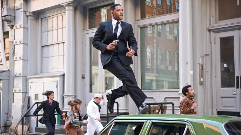 Agent J (Will Smith) reist in Jahr 1969, um einen Außerirdischen daran zu hindern, seine Freund Agent K zu ermorden … – Bild: Columbia Pictures Industries, Inc.