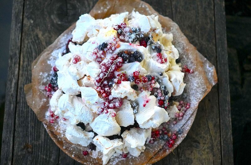 Ein Rezept von Jan Breus: die Baisertorte Pavlova mit Beeren aus Wald und Garten – benannt nach der russischen Ballerina Anna Pavlova – Bild: Reiner Bauer