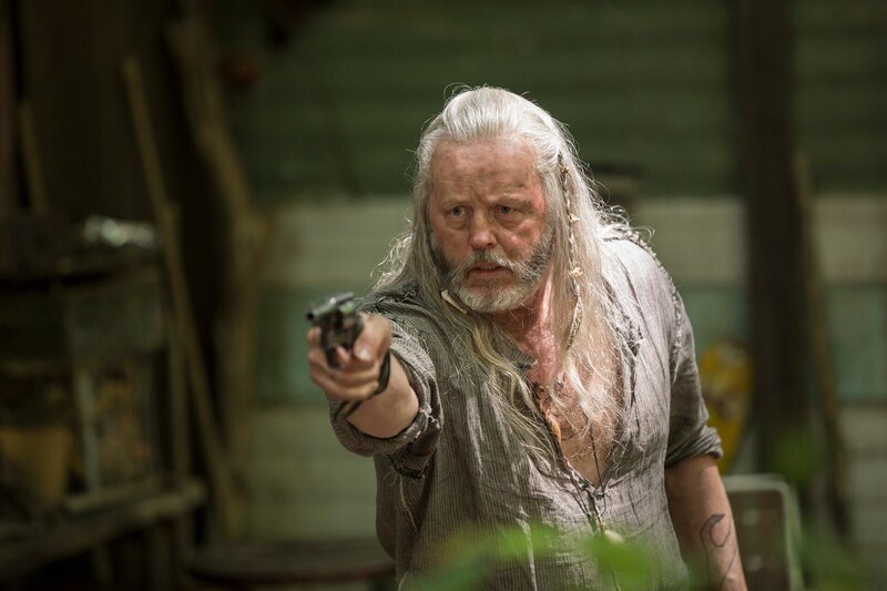 David Morse als Big Foster Farrell – Bild: Sony Pictures Television Inc. and Tribune Entertainment Company, LLC