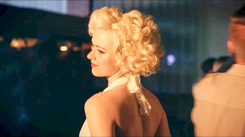 Dorfschönheit Monique (Nele Ahrend) erscheint, herausgeputzt als Marilyn Monroe, in der Dorfdisco NEW YORK. – Bild: MDR/​ Filmuniversität Babelsberg Konrad Wolf/​Domenik Schuster