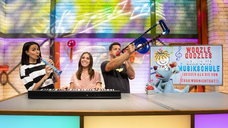 Maria, Vanessa und Simón musizieren zusammen, was Woozle gar nicht gefällt. – Bild: SUPER RTL