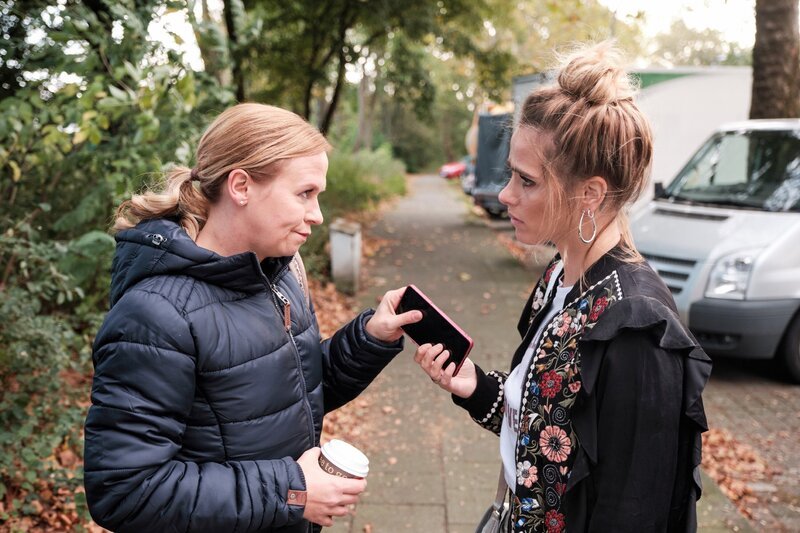 Sonja (Sarah Mangione, r.) redet Kathi (Mandy Neidig) zu, Robert noch eine Chance zu geben. – Bild: TVNOW /​ Stefan Behrens