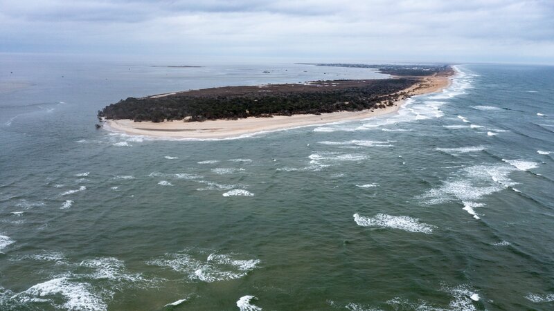 Cape Hatteras, bekannt als „Friedhof des Atlantiks“ oder im Zweiten Weltkrieg als „Torpedo Junction“, wegen der vielen versenkten Schiffe im Zweiten Weltkrieg. (Cineflix 2021) – Bild: Disney+