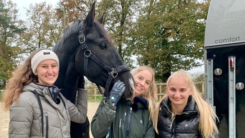 v.l.: Lisa Röckener, Pferd Denver, Hannah und Marie. – Bild: RTL /​ Docma TV /​ Folge 85