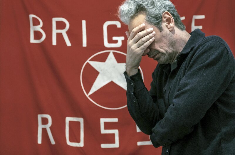 Auf engstem Raum durchlebt Aldo Moro (Fabrizio Gifuni) eine schwere Zeit als Gefangener der Roten Brigaden. Er ist davon überzeugt, zum Tode verurteilt zu sein, und fühlt sich von seinen Freunden hintergangen. – Bild: Anna Camerlingo