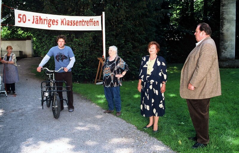 Lotte (Ursula Dirichs), Marcus (Ben Wolter),   Resi Berghammer (Ruth Drexel), Cornelia (Lis Verhoeven) and Benno (Ottfried Fischer) – Bild: SAT.1 /​ Magdalena Mate