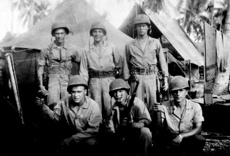 Porträt des Corporal Leonard B. Turner, Veteran des Zweiten Weltkriegs und Marine Raider; Angaben zu Stationen seines Dienstes und späterer beruflicher Tätigkeit. – Bild: Public Domain /​ Marine Forces Special Operations /​ prodstillstan /​ US Marine Corps