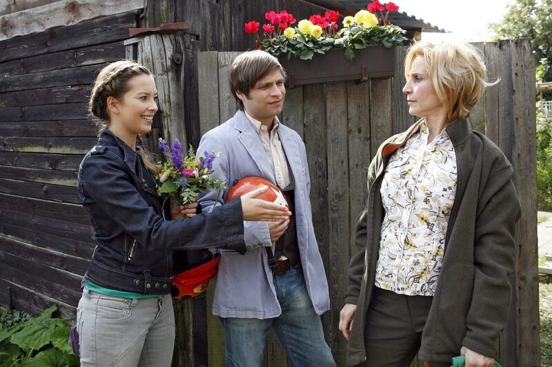 Bruno (Tim Sander, M.) erkennt, dass seine Mutter Doris (Katharina Koschny, r.) Hannah (Laura Osswald, l.) mit Vorurteilen begegnet. – Bild: SAT.1 /​ Monika Schürle