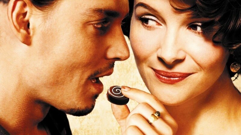 L-R: Roux (Johnny Depp) und Vianne (Juliette Binoche) – Bild: sixx L-R: Roux (Johnny Depp) und Vianne (Juliette Binoche) – Bild: sixx