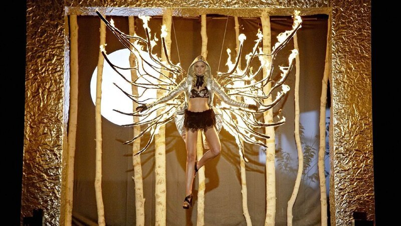 Ein Model (Miriam Höller) eröffnet die große Dessous-Moden-Show von Sarah Kaufmann. – Bild: RTL /​ Guido Engels