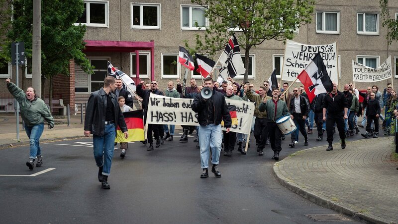 Neonazi Aufmarsch. – Bild: ZDF/​SWR/​Stephan Rabold