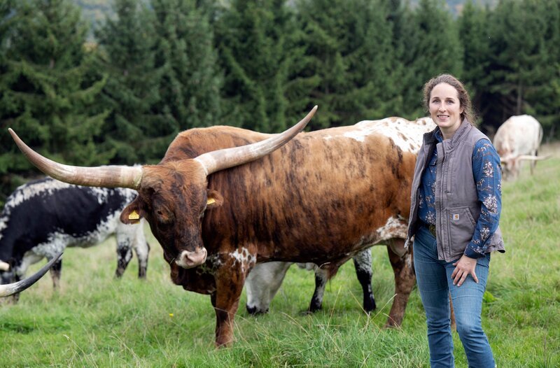 Texas in der Eifel – das ist das Motto von Katharina Deitmers (l) und ihrer Familie. 2021 ist die 40-Jährige mit ihrem Mann Helge und den Kindern Johanna und Lukas extra aus dem Münsterland in den Südwesten gezogen. – Bild: WDR/​Melanie Grande