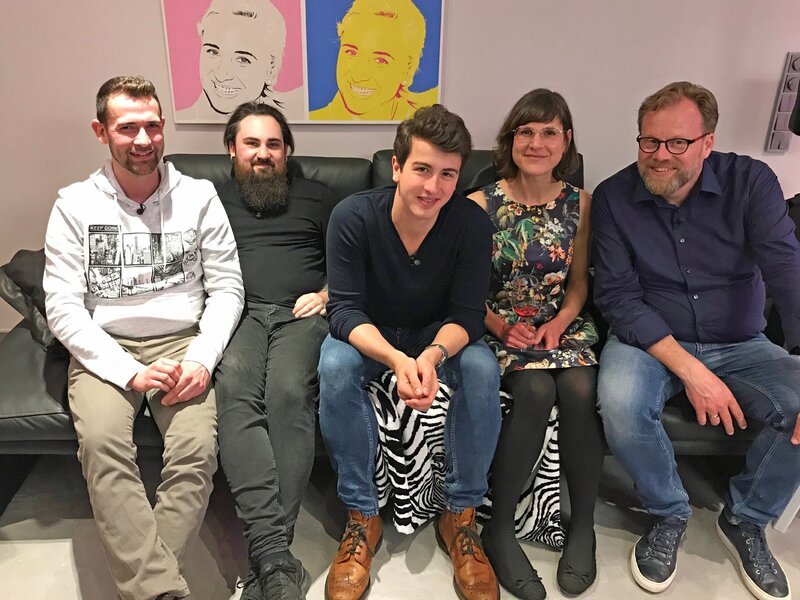 V.l.: Manuel, Marko, Neal, Janina und Gastgeber Martin – Bild: TVNOW /​ ITV Studios
