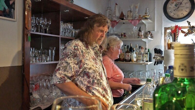 Die Vorbereitungen für das Erntedankfest laufen auf Hochtouren. Für Holger und Marion ist es eines der jährlichen Highlights in der Bauernstube. – Bild: RTLZWEI
