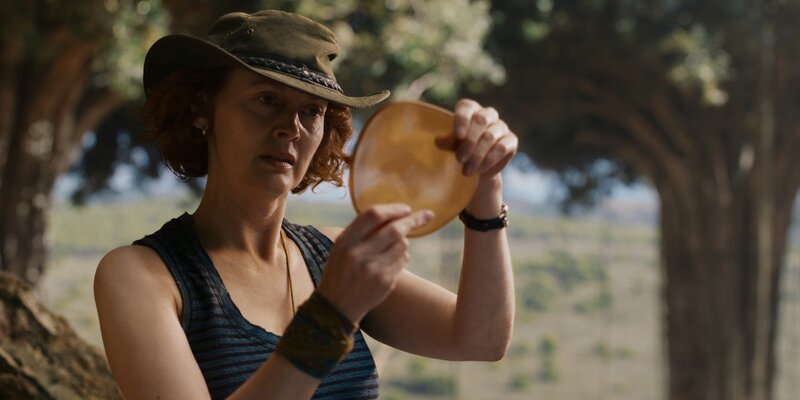 Mary Malone (Simone Kirby) – Bild: Warner