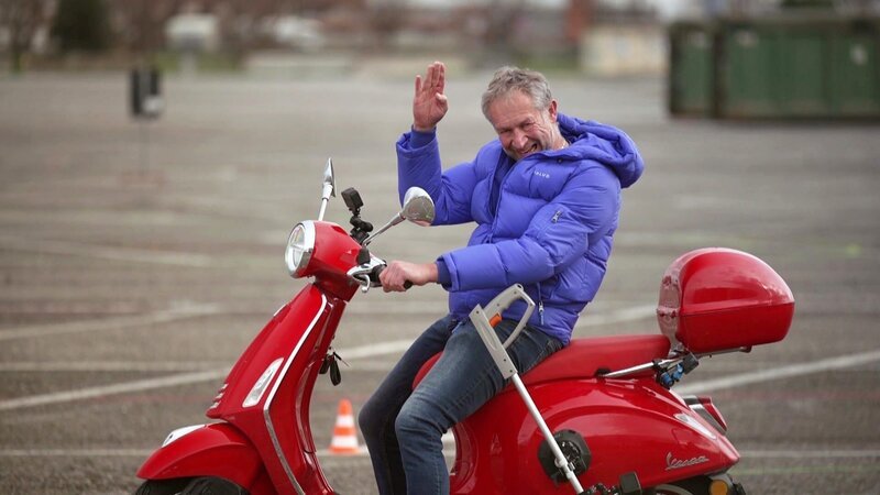 Niki Schelle bei seiner Challenge auf einer kultigen Vespa – Bild: RTLZWEI