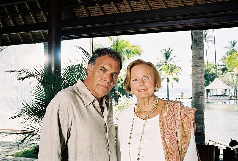 Markus (Christian Kohlund) spricht mit seiner Tante Dorothee (Ruth Maria Kubitschek) über den Hotelkauf. – Bild: Romance TV
