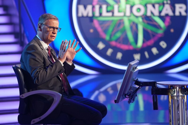 Diese Sendung widmet sich der einzigartigen Karriere von Günther Jauch. Doch diesmal sitzt der Mann für Millionen Deutschlands nicht als Moderator im Studio, sondern auf dem Kandidatenstuhl! – Bild: RTL /​ Guido Engels /​ Das Phänomen Günther Jauch
