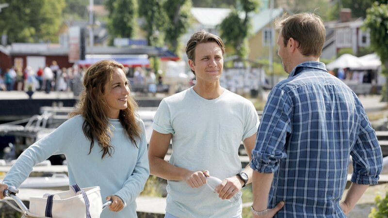 Thomas (Jakob Cedergren, re.) trifft auf Nora (Alexandra Rapaport) und ihren neuen Bekannten Magnus (Martin Wallström, Mi.). – Bild: Filmlance International AB