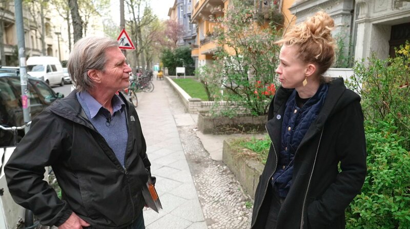 Reporter Knud Vetten trifft Kritikerin Helena Steinhaus von Sanktionsfrei e.V. in Berlin. – Bild: MDR/​Knud Vetten /​ MDR/​HA Kommunikation