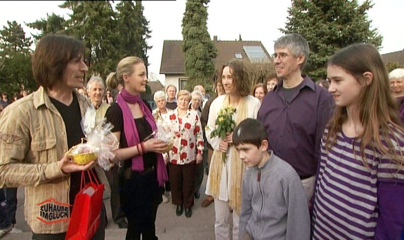 Der Moment der Schlüsselübergabe ist endlich gekommen! Anne, Amadeus und ihre Kinder können es kaum erwarten, endlich ihr neues Zuhause in Augenschein zu nehmen. John Kosmalla (li.) und Eva Brenner (2.v.li.) freuen sich mit der Familie – Bild: RTL II