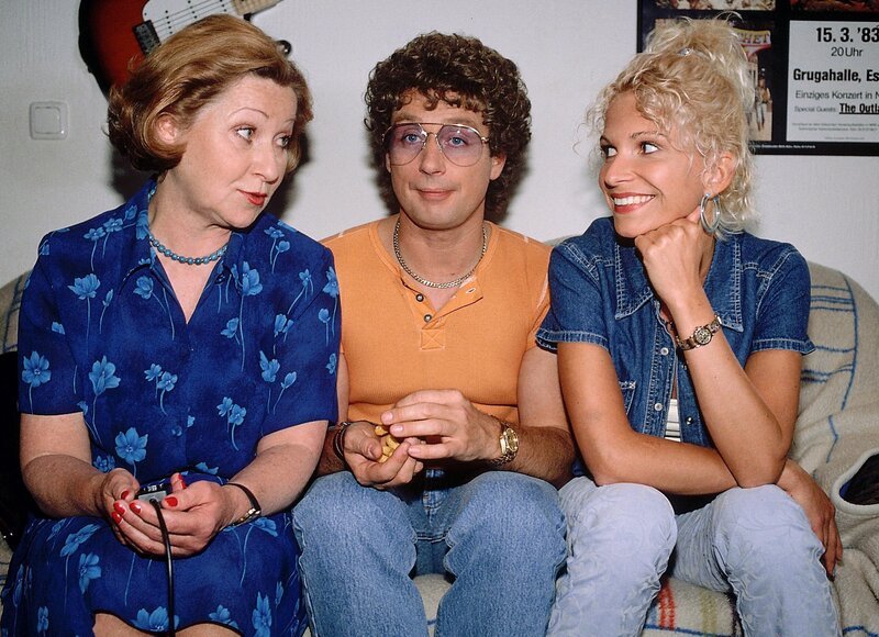 Bienes (Heike Kloss, r.) Mutter Hildegard (Margot Nagel) ist zu Besuch. Dabei wäre Atze (Atze Schröder) lieber beim Schlamm-Catchen in Ralles Disco! – Bild: MG RTL D