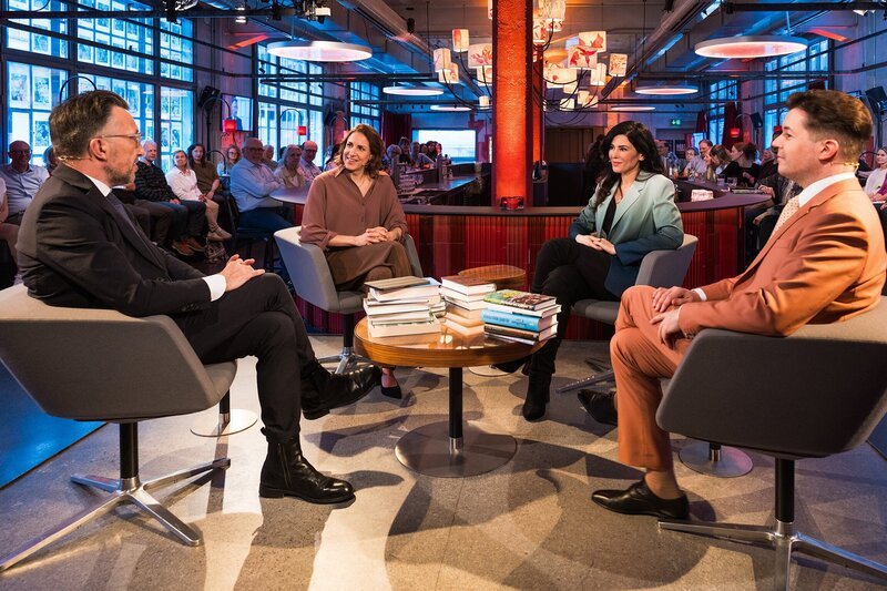 Aufzeichnung der Sendung mit (v.l.) Lukas Bärfuss, Moderation Laura de Weck, Samira El Ouassil und Wolfgang M. Schmitt – Bild: SRF/​Gian Vaitl