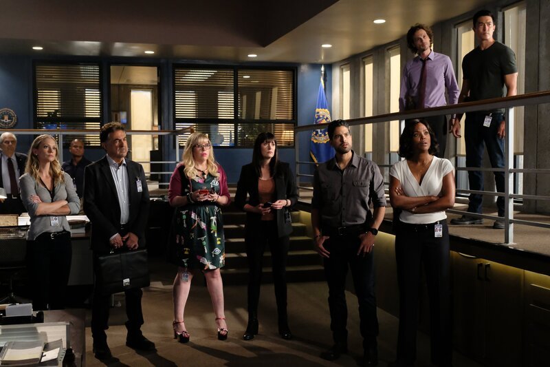 (v.l.n.r.) Jennifer Jareau (A.J. Cook); David Rossi (Joe Mantegna); Penelope Garcia (Kirsten Vangsness); Emily Prentiss (Paget Brewster); Derek Morgan (Shemar Moore); Dr. Tara Lewis (Aisha Tyler); Dr. Spencer Reid (Matthew Gray Gubler); Matt Simmons (Daniel Henney) – Bild: CBS Broadcasting, Inc. /​ Darren Michaels