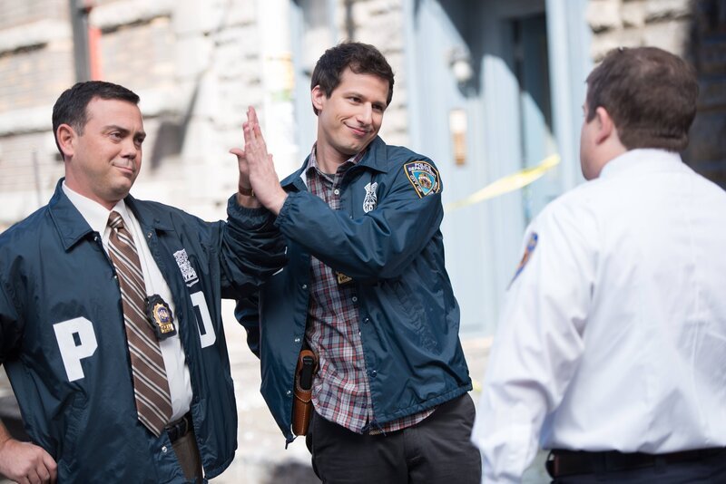 (v.l.n.r.) Charles Boyle (Joe Lo Truglio); Jake Peralta (Andy Samberg); Boone (Patton Oswalt) – Bild: Eddy Chen /​ © 2013 NBC Studios LLC. All Rights Reserved. /​ Eddy Chen