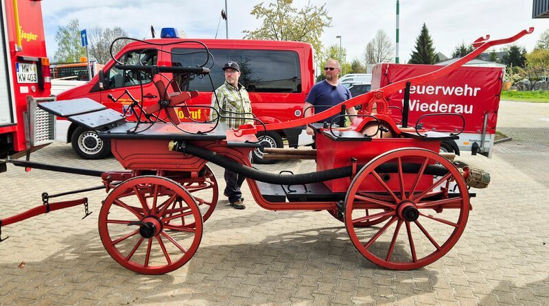 Die Freiwillige Feuerwehr holt eine historische Spritze ins neue Gerätehaus. – Bild: MDR/​Mathias Schaefer