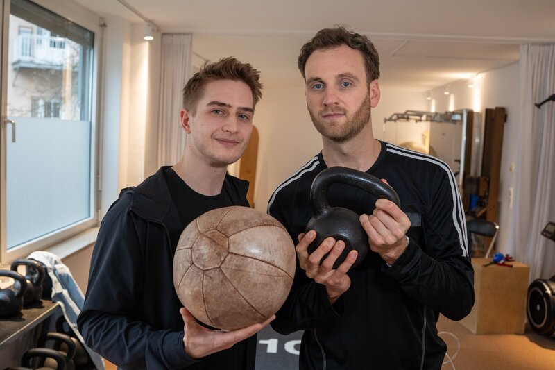 Psychologe Leon Windscheid (r.) mit Longevity Entrepreneur Maurice Lichtenberg (l.) im Gespräch über die Philosophie hinter dem Trendthema Langlebigkeit. – Bild: ZDF und Marius Fuchtmann