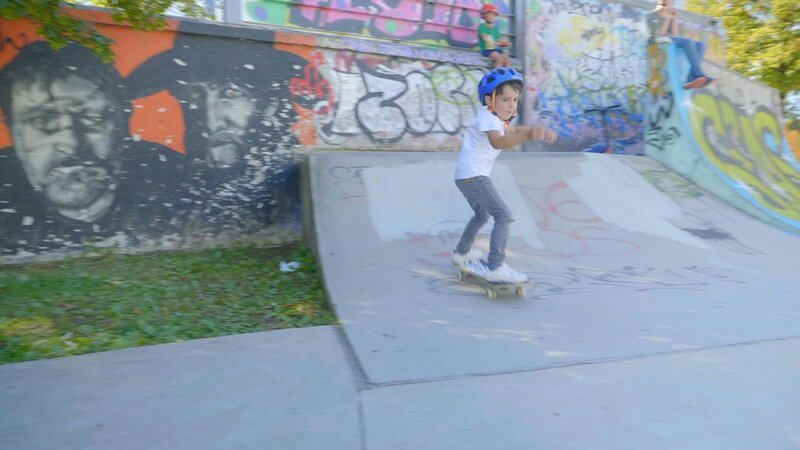 Korbinian fährt am liebsten Skateboard auf dem Skaterplatz. – Bild: KiKA
