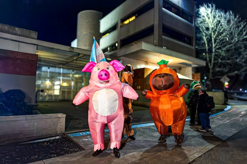 Aktivisten protestieren in Portland gegen ICE – die umstrittene Einwanderungsbehörde wurde zum Symbol für den Kampf um die Frage: Wer gehört in den USA dazu? – Bild: ZDF und Jan Tenhaven, Beetz Brothers Film Production