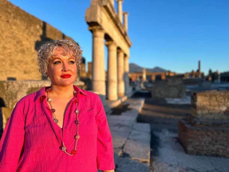 Pompeii: Life in the City: – Episode 1  Pompeii is the world’s most incredibly preserved Roman city. Now historians Dan Snow and Doctor Kate Lister take us into this extraordinary time capsule, to reveal what it would really have been like to live there. They discover everything from exactly what people ate, to where they slept (and who they slept with), what jobs they did and how dangerous the city was at night. This is real life in Pompeii in all its gritty, glorious detail. – Bild: History