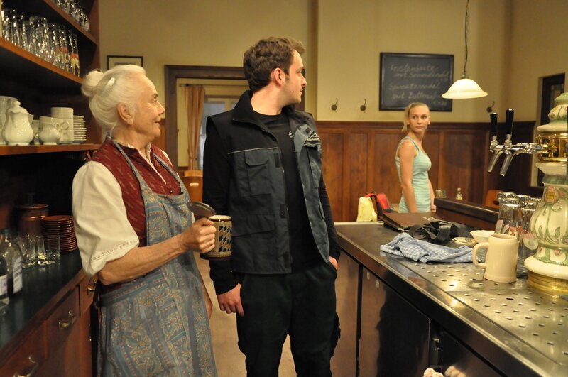 Flori will Theresas Wallfahrts-Bekanntschaft Klara näher kennenlernen. Von links: Theresa Brunner (Ursula Erber), Florian Brunner (Tommy Schwimmer) und Klara (Josephine Kroetz). – Bild: BR/​Jo Bischoff