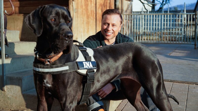 Jan Fitze auf dem Tiergandenhof in Kaisten (AG) – Bild: SRF