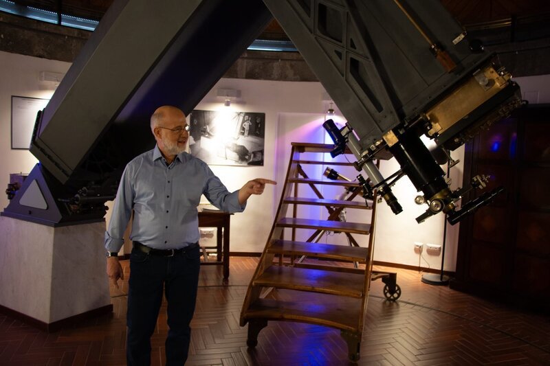 Harald Lesch im Castel Gandolfo in Italien: Bei einem Besuch der Vatikanischen Sternwarte – eines der ältesten aktiven astronomischen Observatorien der Welt – erfährt er, ob und wie Glaube und Wissenschaft beim Thema „Urknall“ zusammenpassen. – Bild: ZDF