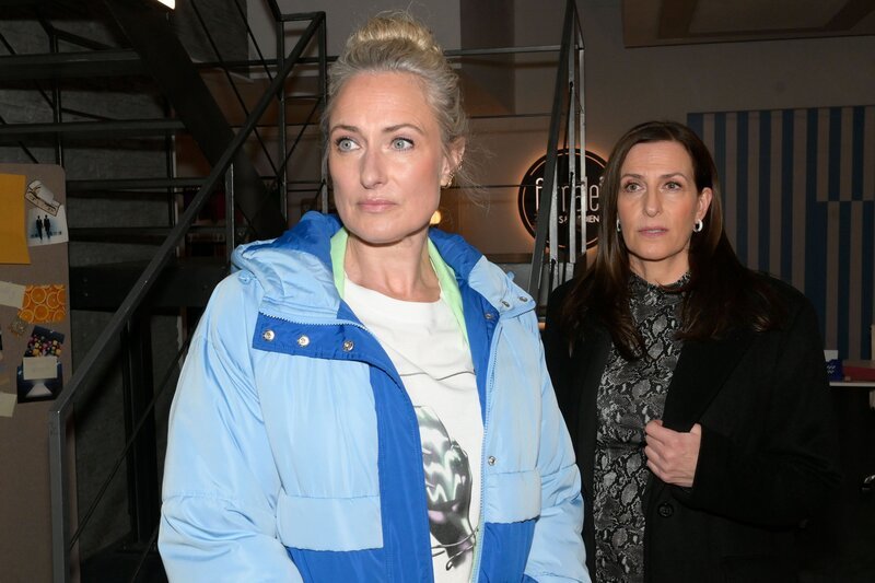 Maren (Eva Mona Rodekirchen, l.) kann sich nicht erklären, warum Katrin (Ulrike Frank) plötzlich so nervös ist. – Bild: RTL