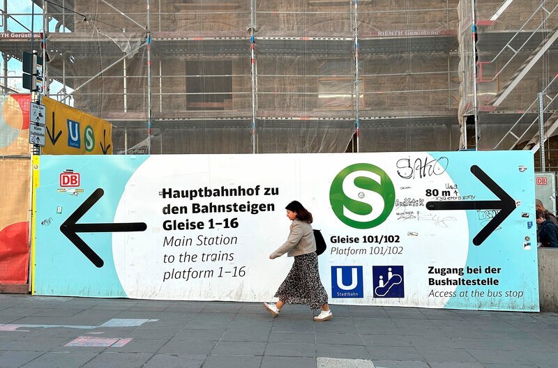 Alltag für Fahrgäste: Die als „S21-Fernwanderweg“ verspottete Fußgängerweg, über den Reisende um die Baustelle von Stuttgart 21 herum zu den Zügen kommen. – Bild: SWR /​ SWR Presse/​Bildkommunikation