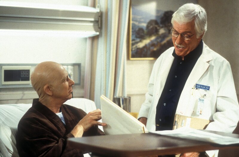 Art Amador (William Christopher, l.); Dr. Mark Sloan (Dick Van Dyke, r.) – Bild: Sat.1 Gold