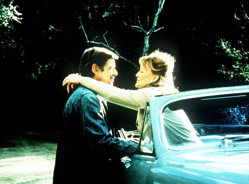 Callie May Jordan (Dorothy Tristan, r.) hat ihre alten Gefühle für John Walton (Ralph Waite, l.) wiederentdeckt. – Bild: Sat.1 Gold