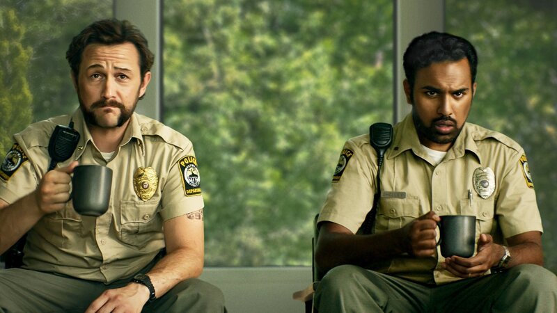 Die neuen Polizeikollegen Terry (Joseph Gordon-Levitt, l.) und Will (Himesh Patel, r.) vertuschen aufgrund eines Geldfunds einen versehentlichen Mord des Neulings Will und treten dadurch ein gewaltreiches Chaos in ihrem Städtchen los. – Bild: ZDF/​Fred Norris, Dana Hawley