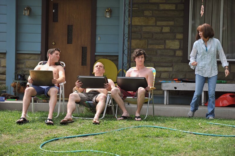Frankie (Patricia Heaton, r.) rät Sean (Beau Wirick, l.), Darrin (John Gmmon, 2.v.l.) und Axl (Charlie McDermott, 2.v.r.), sich einen Job zu suchen, anstatt den ganzen Sommer lang zu faulenzen. Die drei sind von dem Vorschlag zunächst wenig angetan, haben dann aber eine zündende Idee … – Bild: Warner Brothers