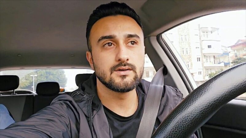 In der Türkei hingegen hat jemand anderes mit seinen Gefühlen zu kämpfen: Besteht Ali die Führerscheinprüfung? – Bild: RTL Zwei