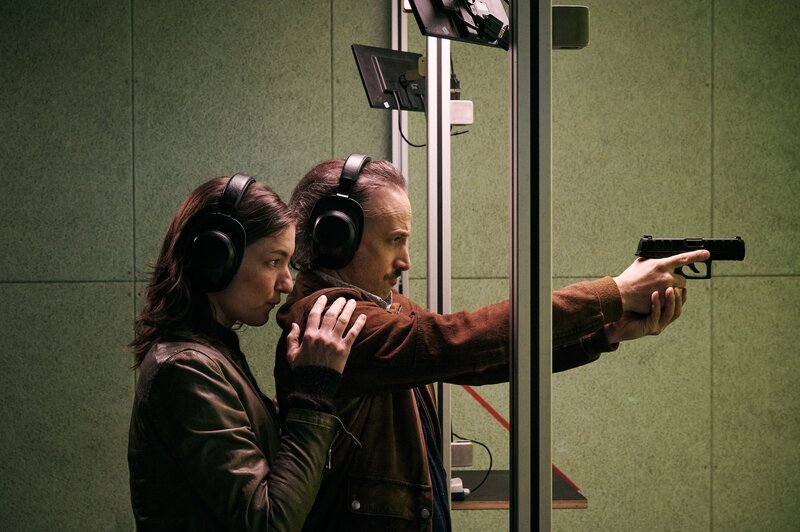 Frederike Bader (Marie Leuenberger) bringt Ferdinand Zankl (Michael Ostrowski) das Schießen bei. – Bild: Bernd Schuller /​ BR, ARD Degeto, Hager Moss Film GmbH