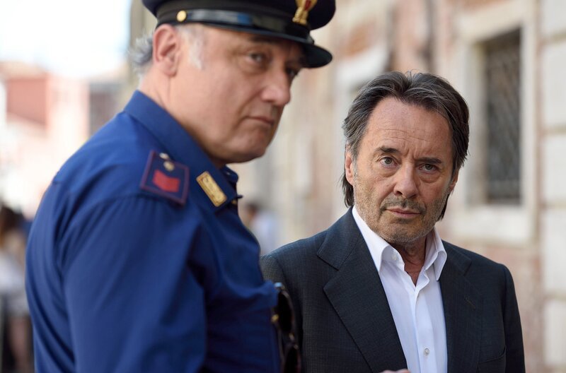 Erst ein Streik, dann ein Anschlag und schließlich ein Mord: Commissario Brunetti (Uwe Kokisch) und Sergente Vianello (Karl Fischer) ermittelt in einem komplexen Fall. – Bild: ARD Degeto/​Nicolas Maack