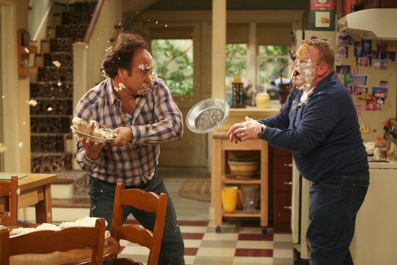 Fight“ -- Cheryl and Jim have an evening at home sans kids and decide to stay in and just have dessert for dinner. But Jim’s choice of pastries causes a spat which morphs into an all-out food fight. The next day they laugh off the night’s argument, Jim is thrilled that they don’t seem to have to talk things out. But then Andy, who’s out for revenge on Jim for coaxing his kids to play pranks on him, counsels Cheryl to really dissect and analyze her marital arguments, on „According to Jim,“ TUESDAY, JANUARY 15 (9:00⁠–⁠9:30 p.m., ET), on the ABC Television Network.  (ABC/​MICHAEL ANSELL) JIM BELUSHI, LARRY JOE CAMPBELL – Bild: Disney /​ © 2013 The Walt Disney Company Germany