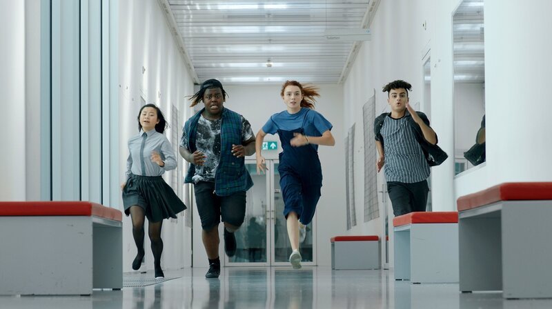 Edsilia, Lenny, Rox und Kai fliehen vor den Geiselnehmern (v.l.n.r.: Rosaline Lantink, Joshua Halman, Laura van Der Meché, Narek Awanesyan). – Bild: SWR/​UMAMI PRODUCTIONS