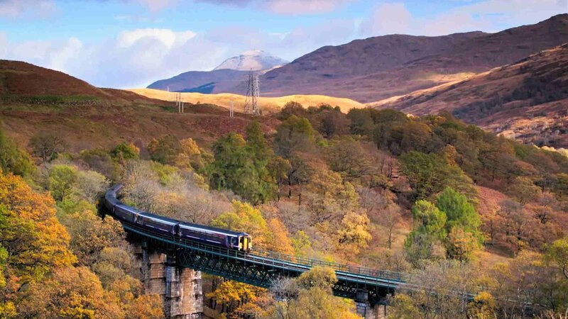 Train crossing a Highland viaduct along the Main Highland Line in Scotland which is monitored by Network Rail Ecologists protecting local wildlife. July 2021. – Bild: 3sat